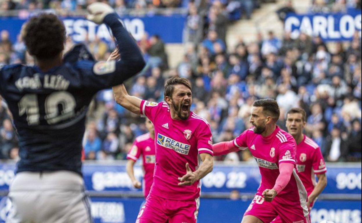 Atienza celebra un gol que valió los primeros tres puntos como visitante tras más de dos meses en la victoria del Burgos ante el Oviedo en el Carlos Tartiere