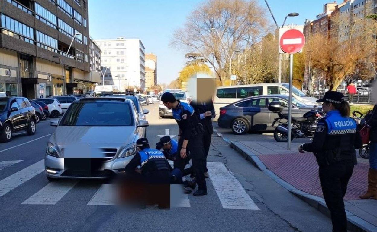 Agentes de Policía Local de Burgos atienden a la mujer de 47 años atropellada en el paso de peatones de la Avenida Reyes Católicos