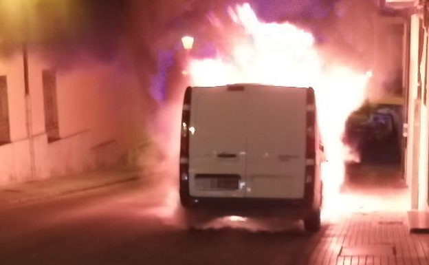 Arde de madrugada una furgoneta en la calle Emperador 