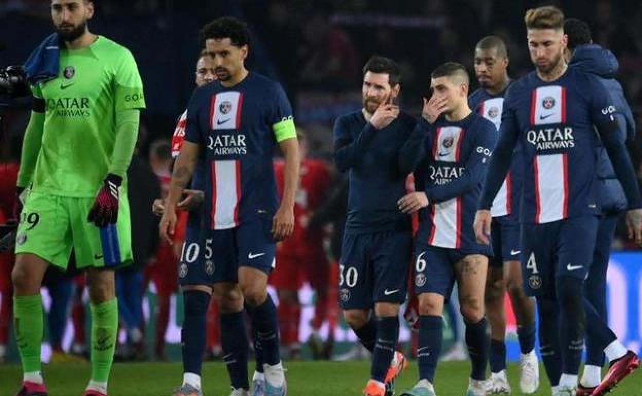 Los futbolistas del PSG, cabizbajos tras una nueva derrota europea