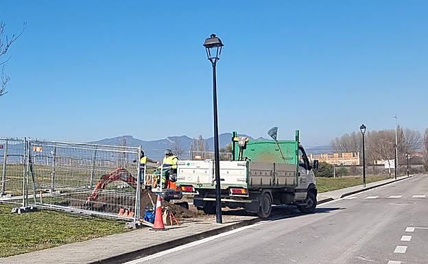 Comienzan las obras de instalación del columpio en el barrio El Crucero en Miranda