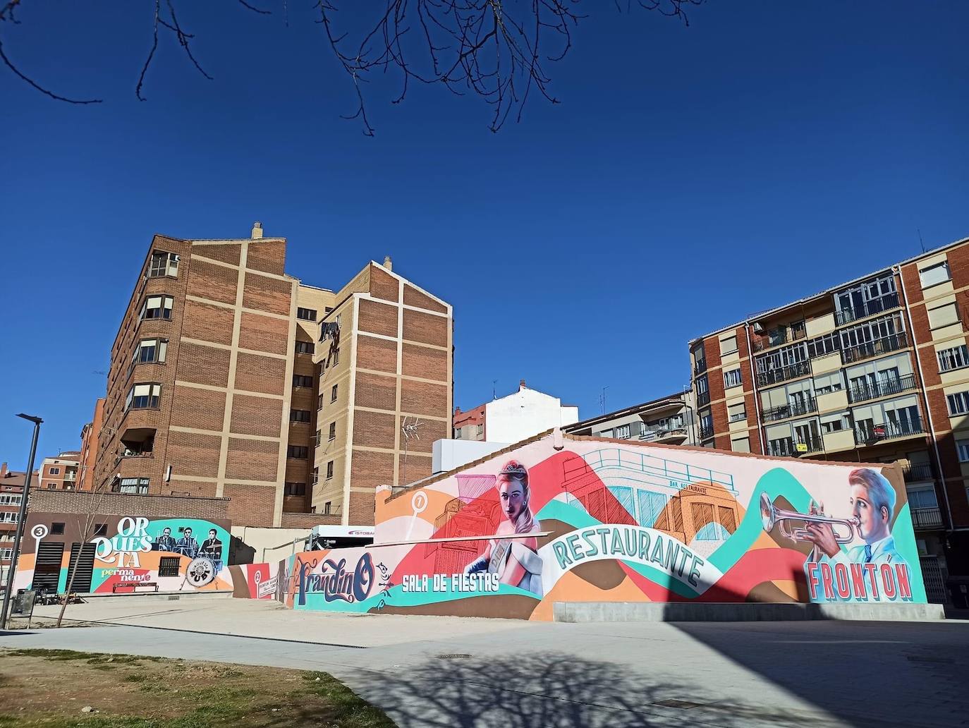 Fotos: Un homenaje al antiguo baile de El Frontón en forma de mural