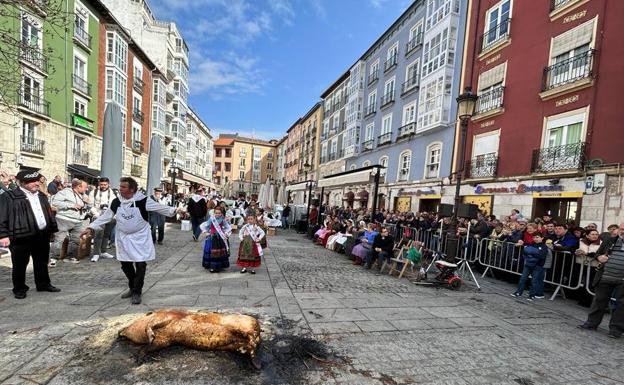 Los Cucos han celebrado la tradicional matanza en el centro de Burgos.