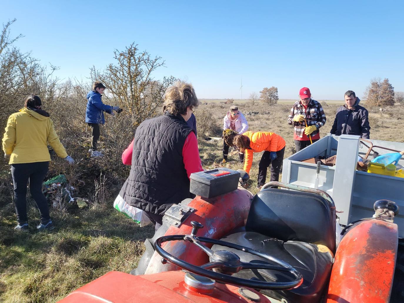 Veinticinco vecinos de Lodoso se han unido para limpiar media tonelada de basura de un terreno a tres kilómetros del pueblo