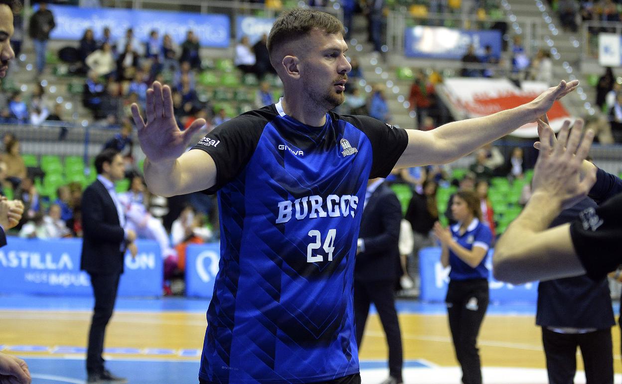 Rasid Mahalbasic durante el calentamiento del último partido en el Coliseum.