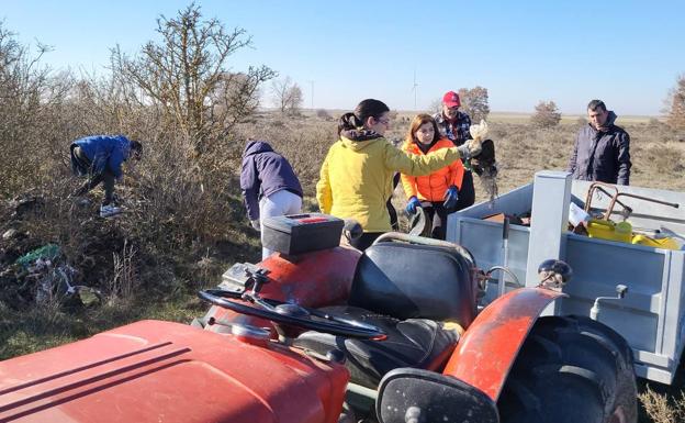 Lodoso se une para retirar media tonelada de basura del entorno del pueblo