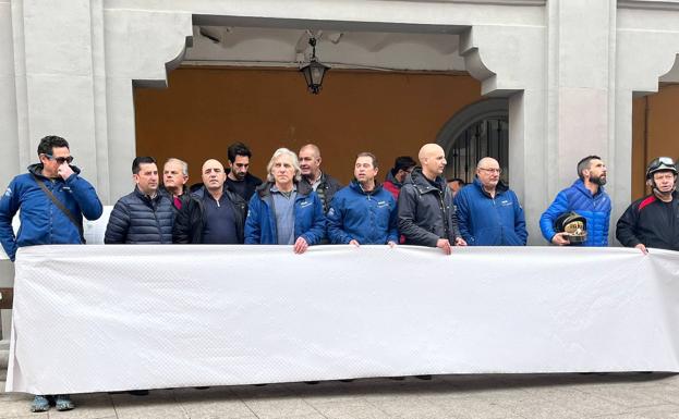 Los bomberos se han concentrado de forma silenciosa frente al Ayuntamiento de Aranda de Duero para apoyar a su compañero expedientado.