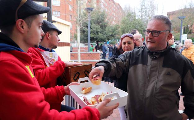 El reparto de cecina congregó a los vecinos del barrio.