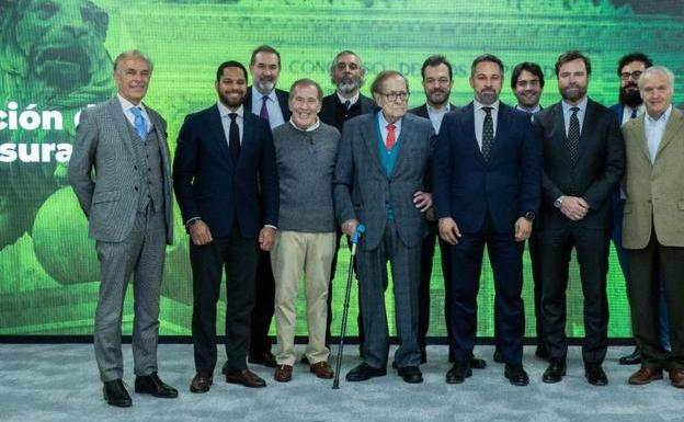 Ramón Tamames (centro), en la sede de Vox junto a Santiago Abascal y otros dirigentes de la formación.