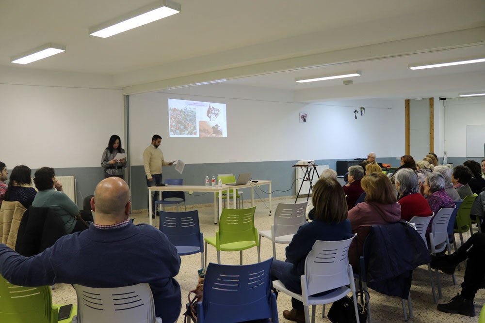 Nadiya y Nacho, de Familias con Ucrania, han acercado el país a los asistentes a la charla.