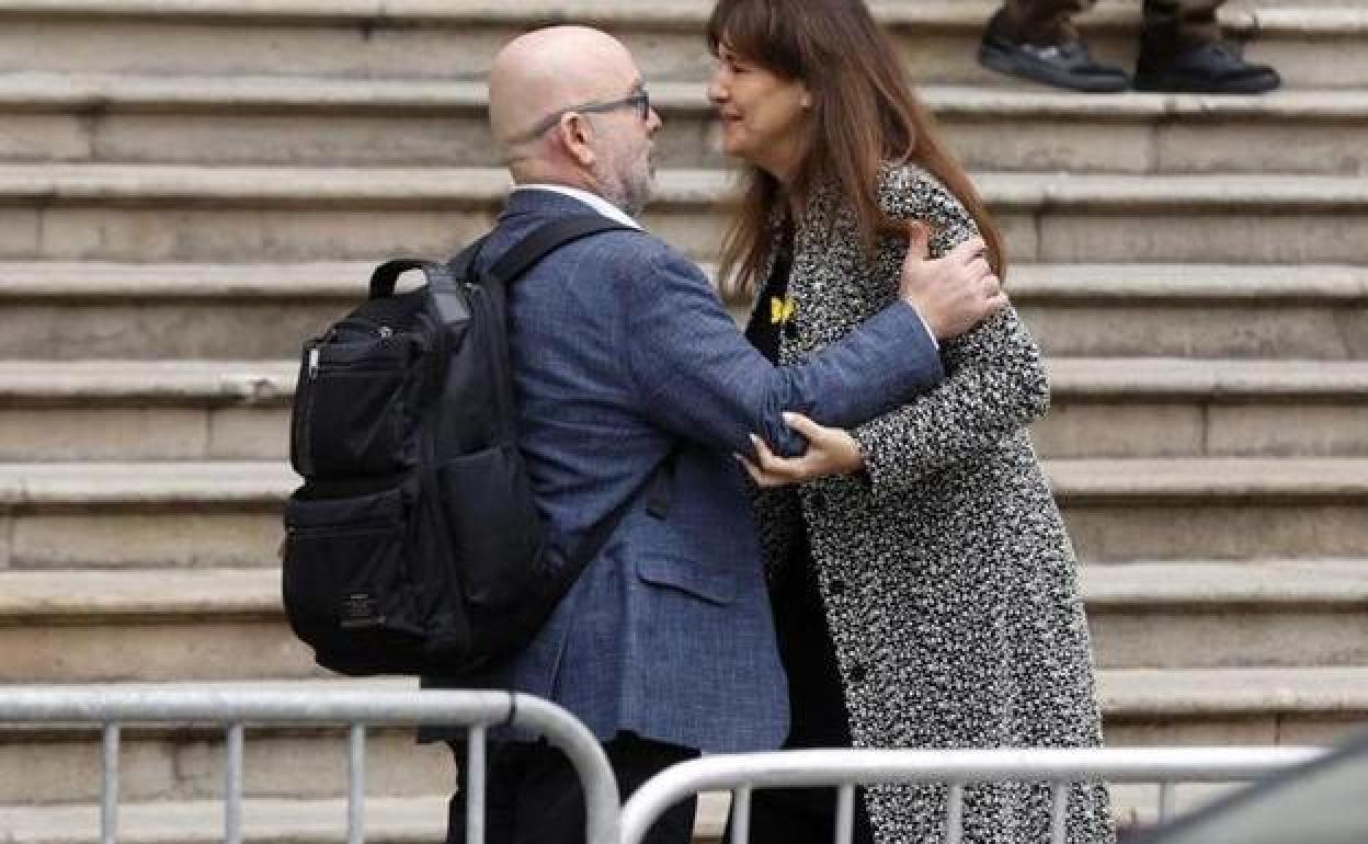 Laura Borràs saluda a su abogado Gonzalo Boye a su llegada a la Audiencia de Barcelona este jueves.