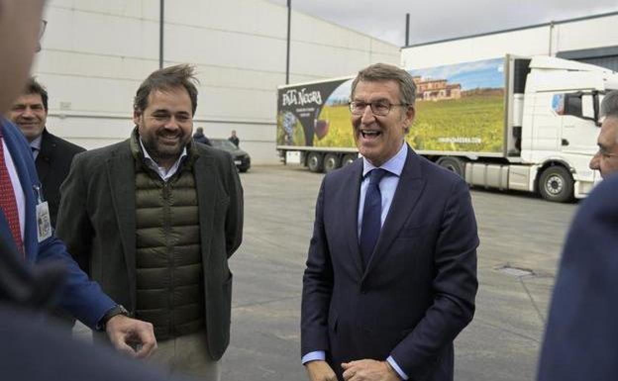 Feijóo, durante su visita a Daimiel, acompañado del presidente del PP de Castilla-La Mancha, Paco Núñez.