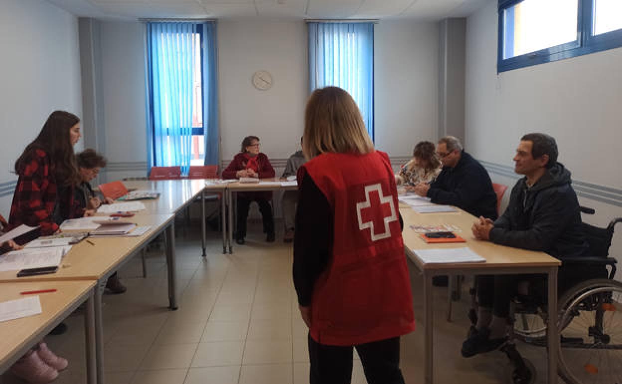 Voluntaria de Cruz Roja con refugiados ucranianos en Burgos. 