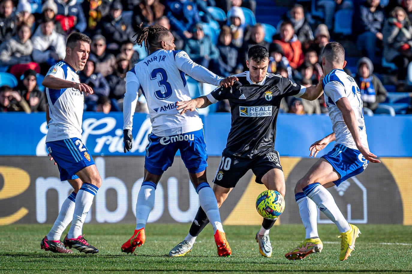 Fotos: El Burgos CF araña un punto en La Romareda