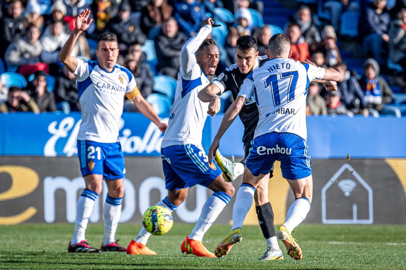 Fotos: El Burgos CF araña un punto en La Romareda