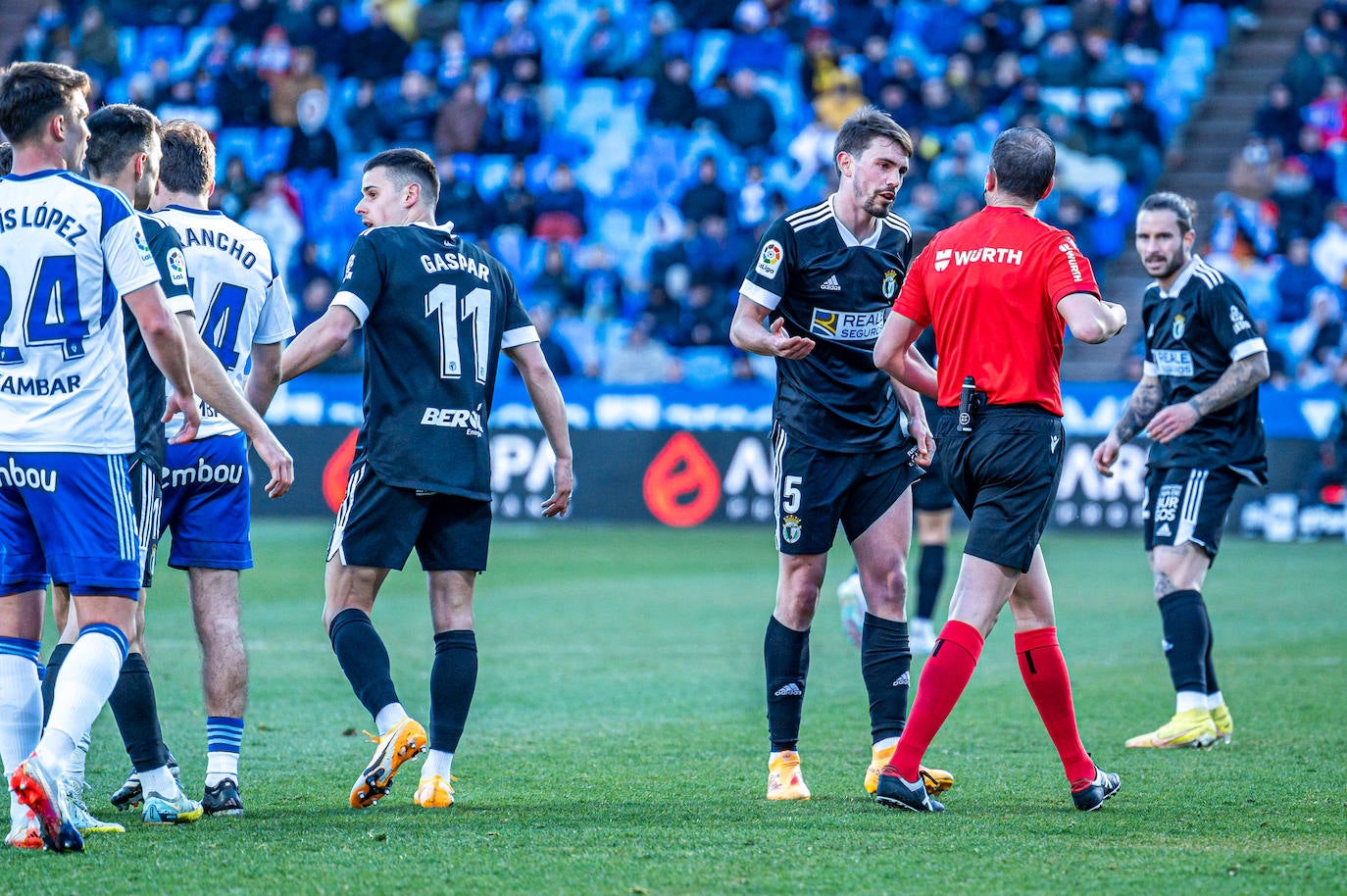 Fotos: El Burgos CF araña un punto en La Romareda