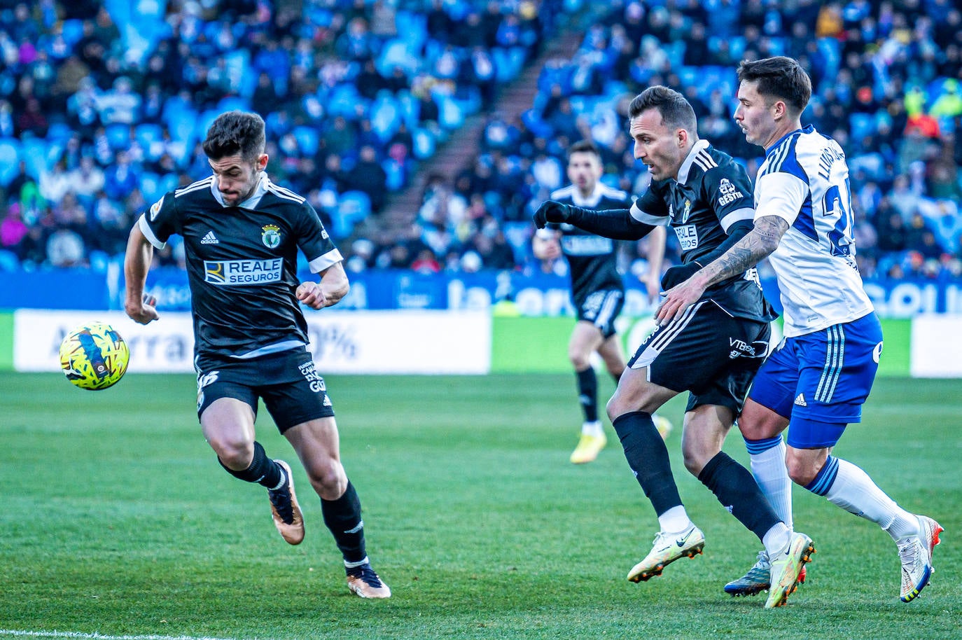 Fotos: El Burgos CF araña un punto en La Romareda