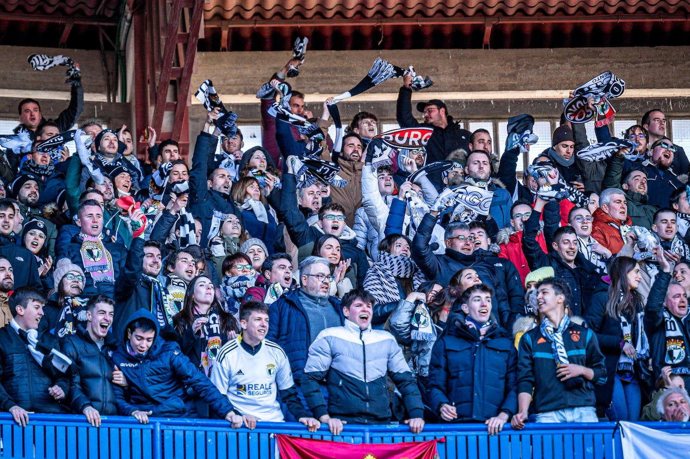 Fotos: El Burgos CF araña un punto en La Romareda