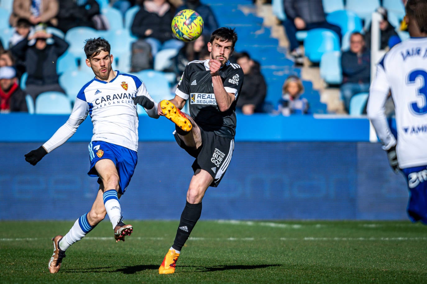 Fotos: El Burgos CF araña un punto en La Romareda