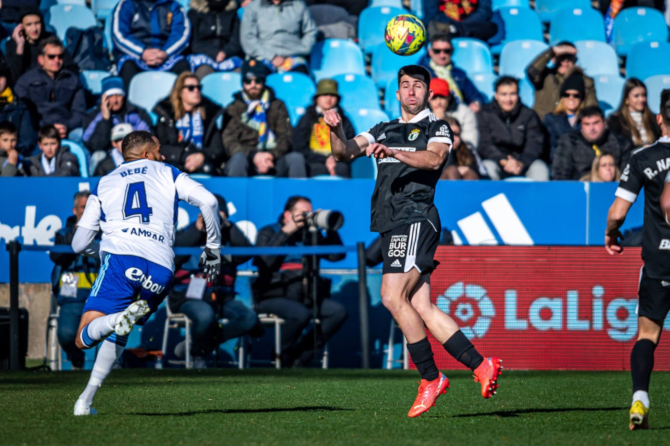 Fotos: El Burgos CF araña un punto en La Romareda