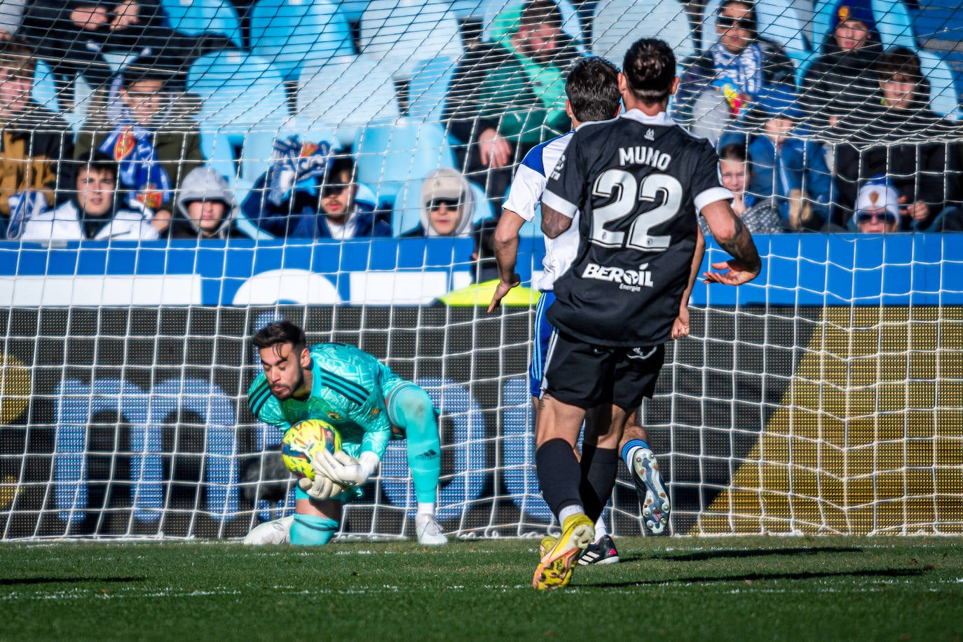 Fotos: El Burgos CF araña un punto en La Romareda