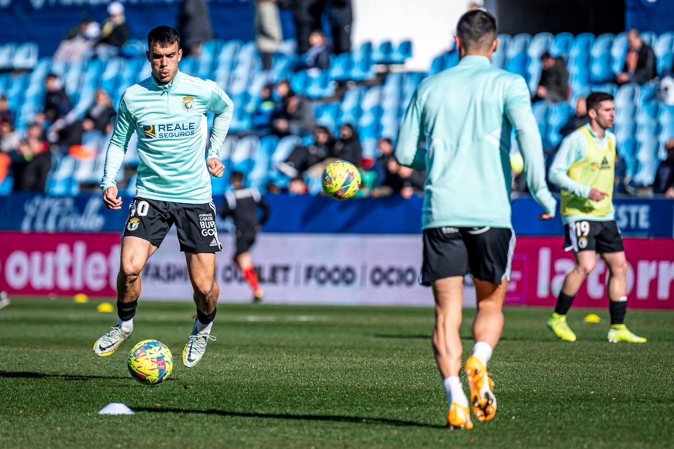 Fotos: El Burgos CF araña un punto en La Romareda