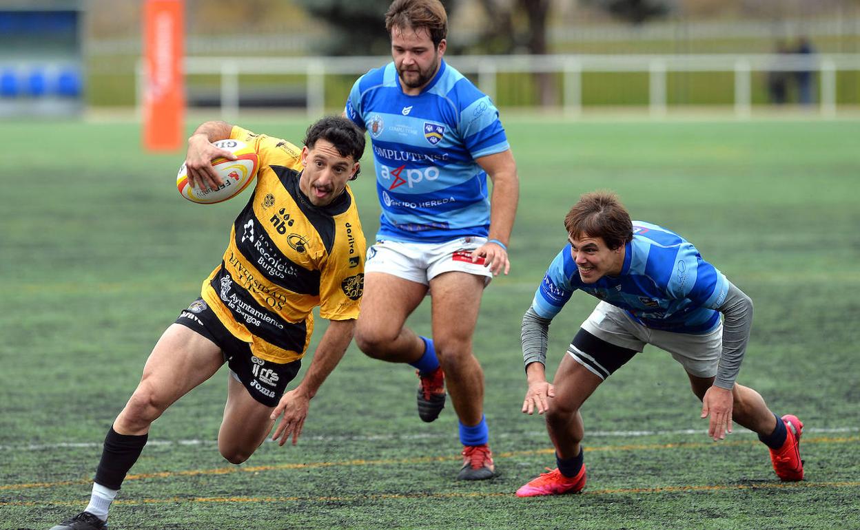 Tani Bay en posesión del oval durante el partido de la primera vuelta frente al Complutense Cisneros. 