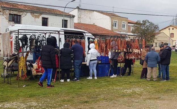 Un puesto junto a la zona destinada al ganado en la Feria del Ángel. 