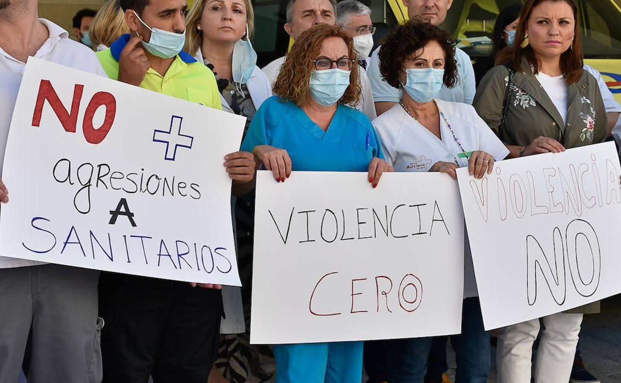 Concentración en repulsa de las agresiones a sanitarios tras un ataque sufrido por una profesional. 