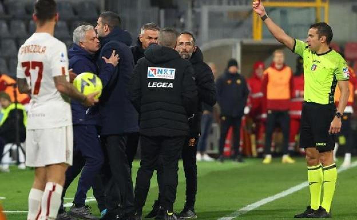 Mourinho, expulsado tras la derrota ante la Cremonese