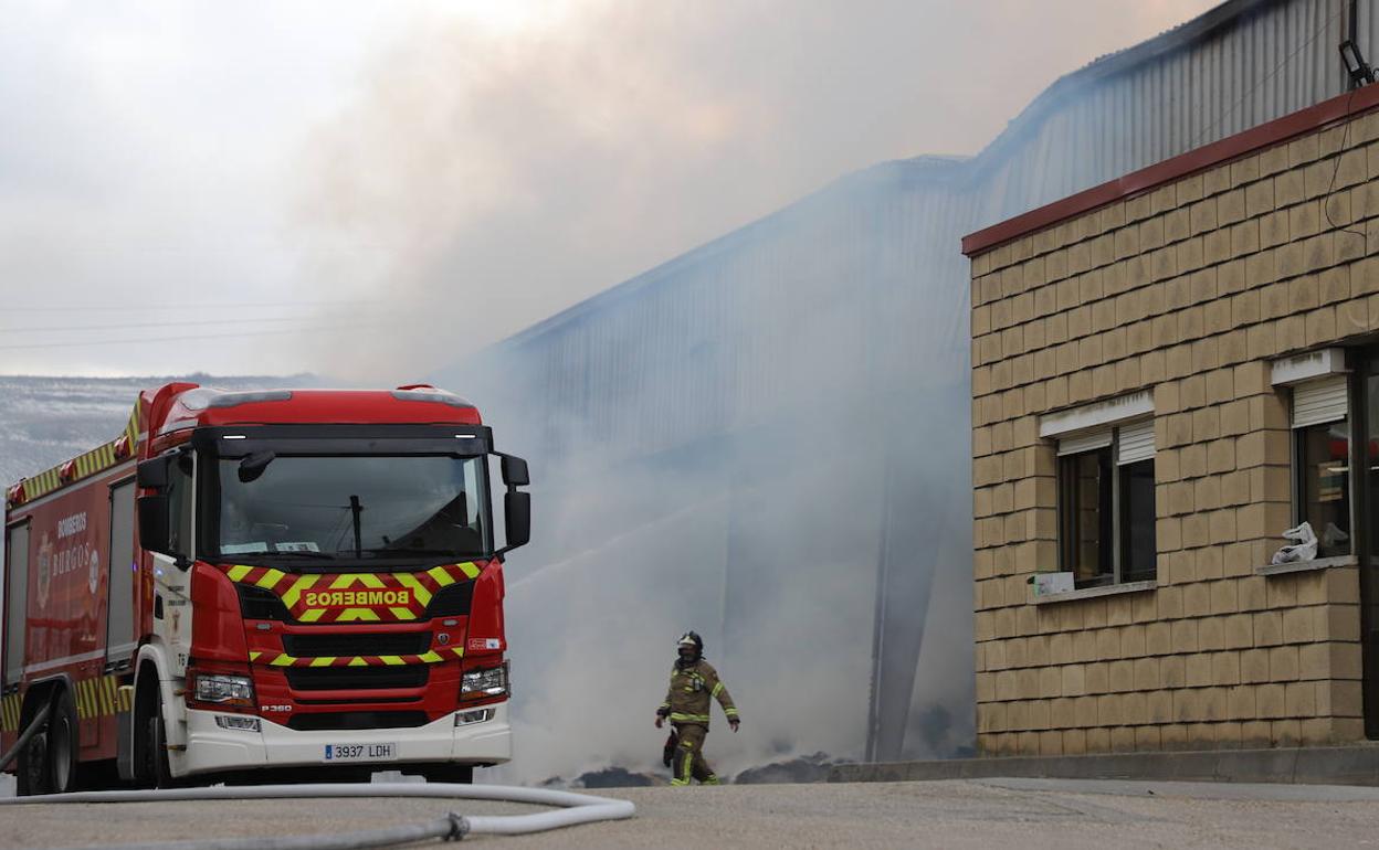 Intervención de los Bomberos de Burgos en la nave de Molifibra.