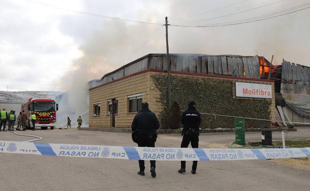 Arde la nave de Molifibra en Villalonquéjar