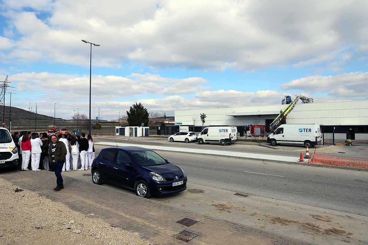 No ha habido que lamentar heridos y los trabajadores esperaban fuera hasta que se les diera autorización para regresar al laboratorio. 