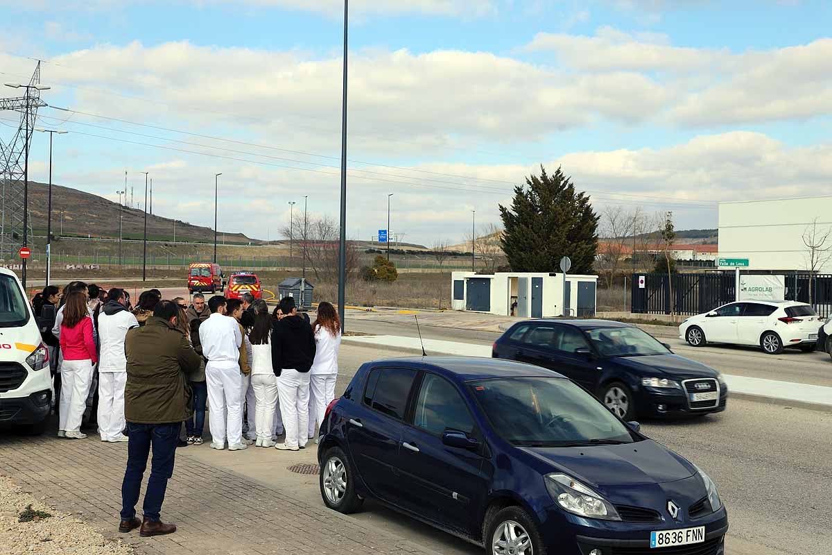 No ha habido que lamentar heridos y los trabajadores esperaban fuera hasta que se les diera autorización para regresar al laboratorio. 