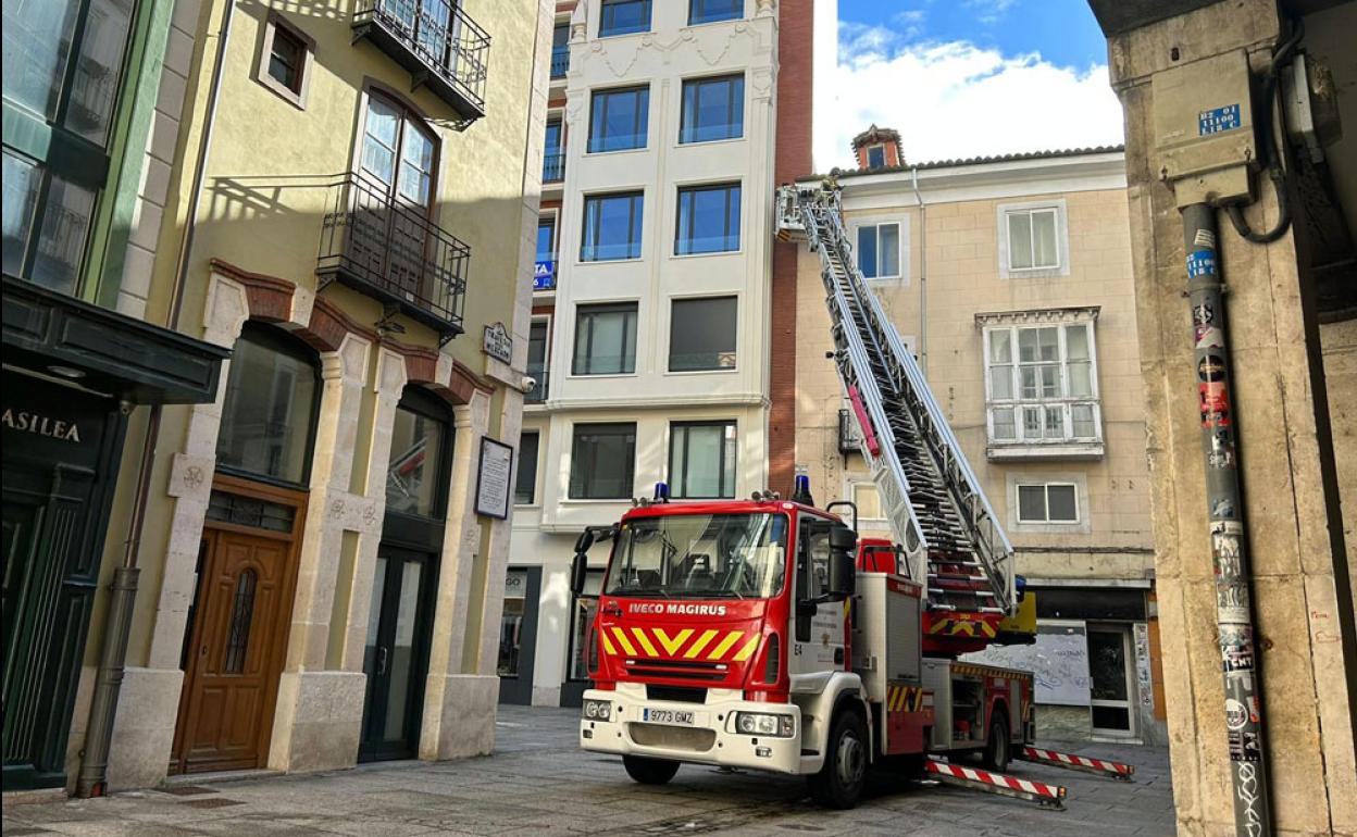 Los saneamientos de fachadas forman parte del día a día de los Bomberos de Burgos.