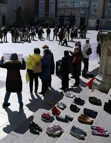 Imagen secundaria 2 - Acción simbólica por la que se pide al gobierno de la Iglesia que se ponga en los zapatos de las mujeres. 