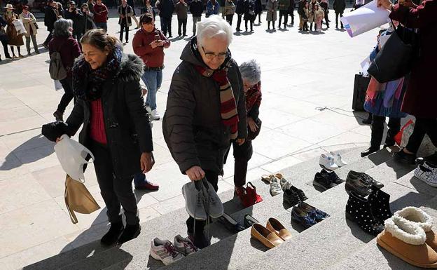 Imagen principal - Acción simbólica por la que se pide al gobierno de la Iglesia que se ponga en los zapatos de las mujeres. 