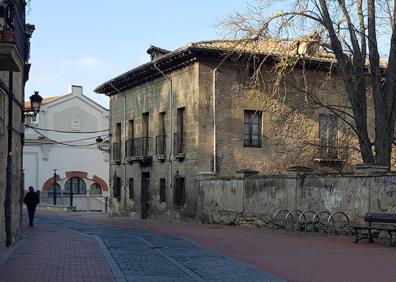 Imagen secundaria 1 - Antes del concierto de góspel se realizó una visita guiada por el casco antiguo de Miranda. 