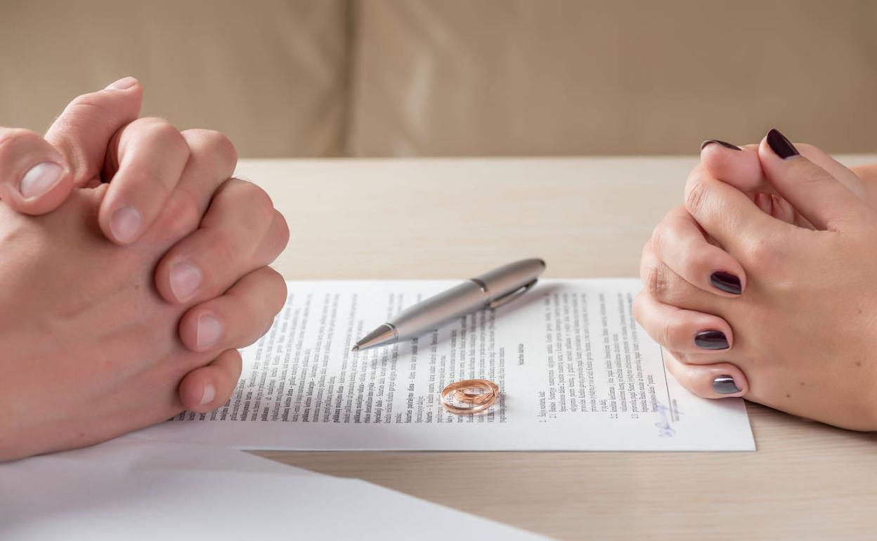 Una pareja durante un proceso de disolución matrimonial