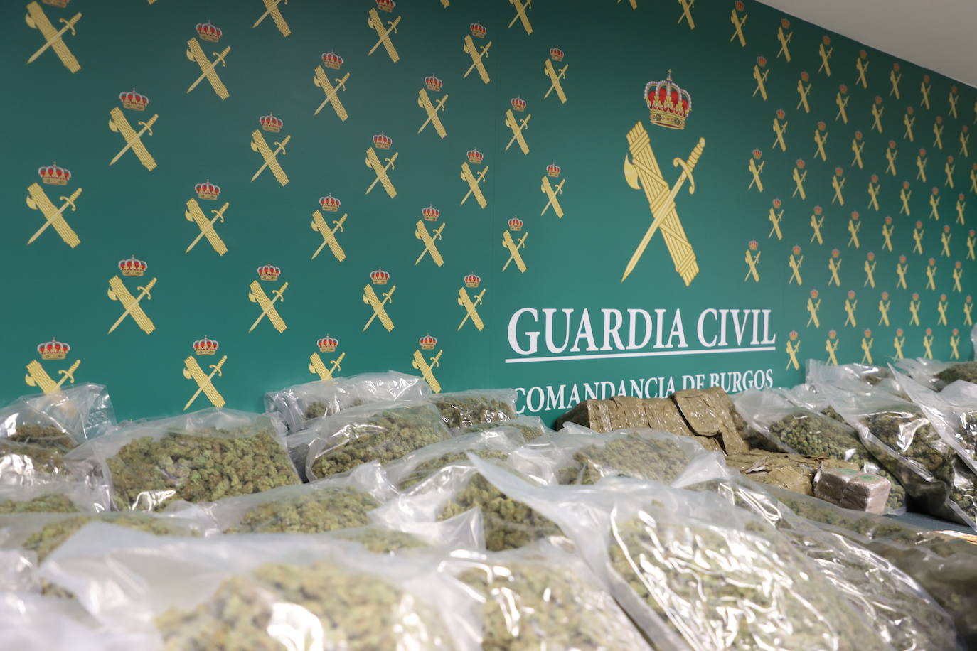 Material incautado por la Guardia Civil durante el control antidroga donde se requisaron 73 kilogramos de marihuana y 20 de hachís