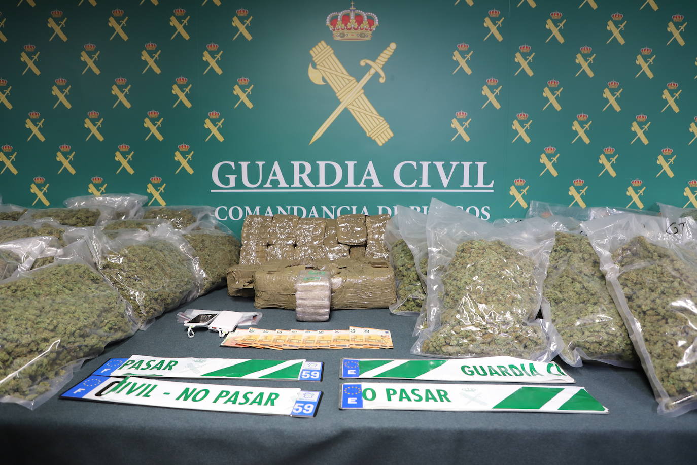 Material incautado por la Guardia Civil durante el control antidroga donde se requisaron 73 kilogramos de marihuana y 20 de hachís