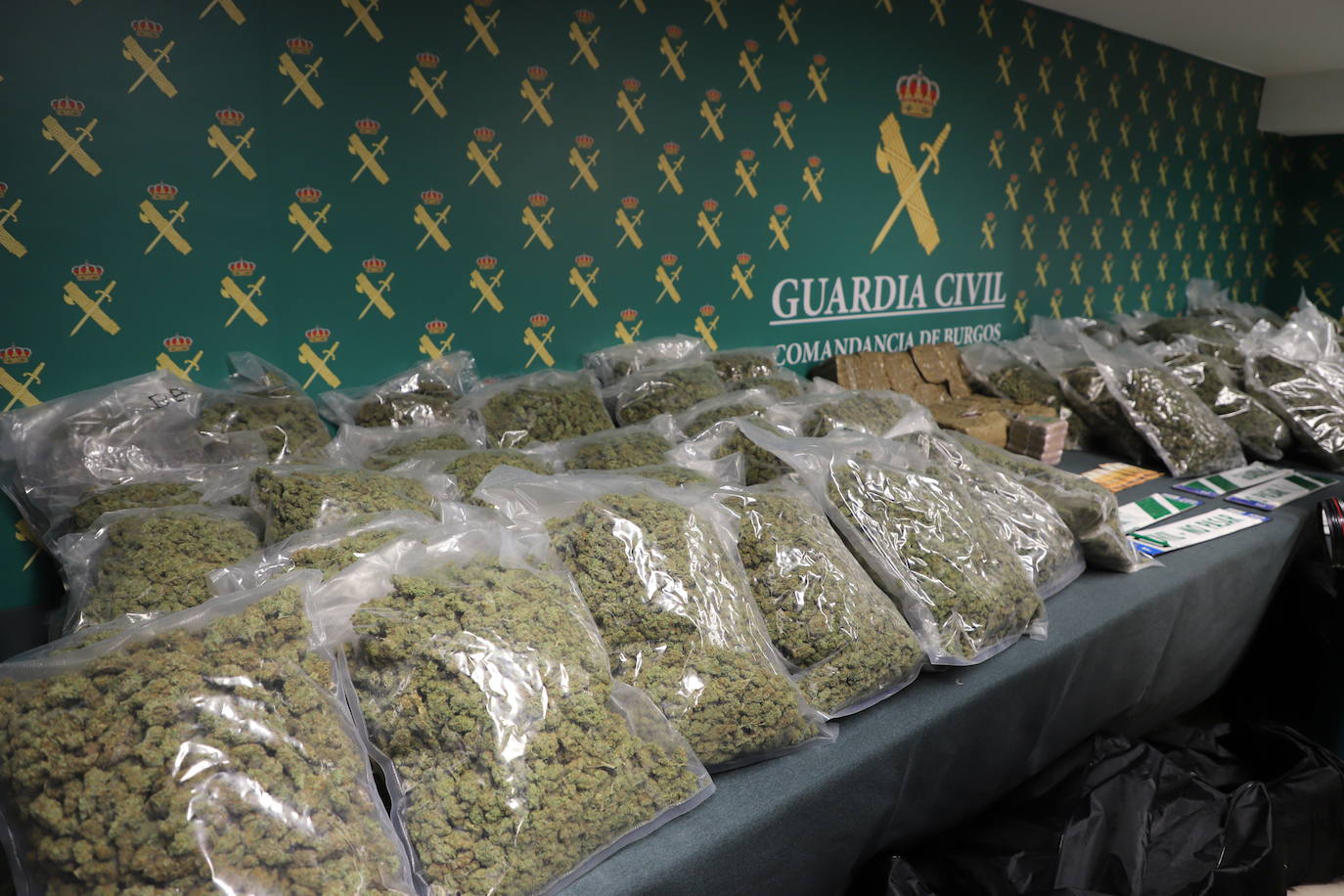 Material incautado por la Guardia Civil durante el control antidroga donde se requisaron 73 kilogramos de marihuana y 20 de hachís