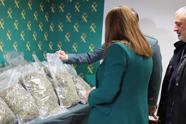 Material incautado por la Guardia Civil durante el control antidroga donde se requisaron 73 kilogramos de marihuana y 20 de hachís