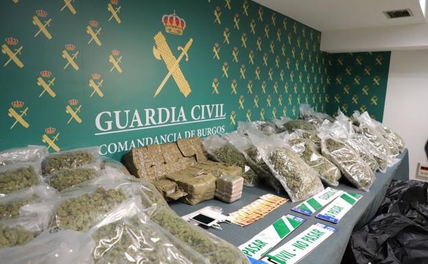 Galería. Material incautado por la Guardia Civil durante el control antidroga donde se requisaron 73 kilogramos de marihuana y 20 de hachís