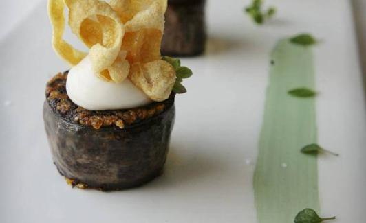 Tapa elaborada con morcilla de Burgos. 