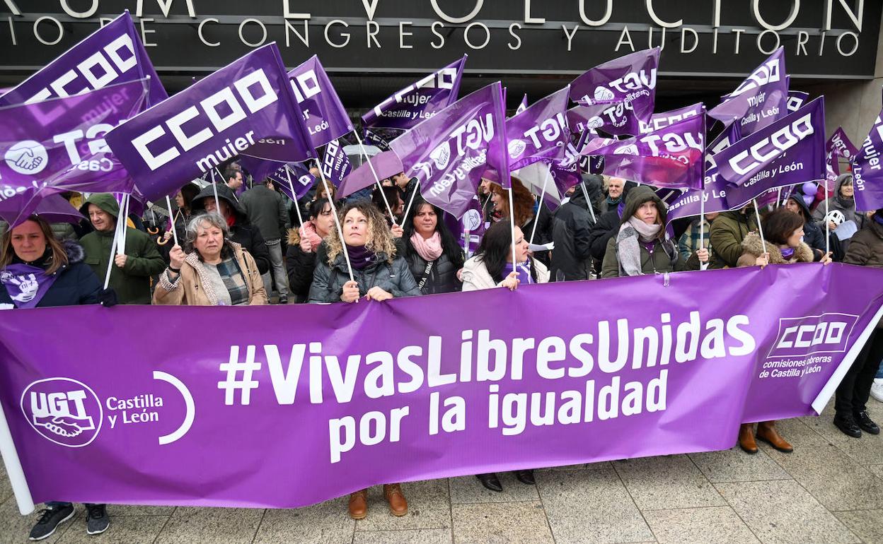 Concentración de CCOO y UGT por la igualdad en Burgos.