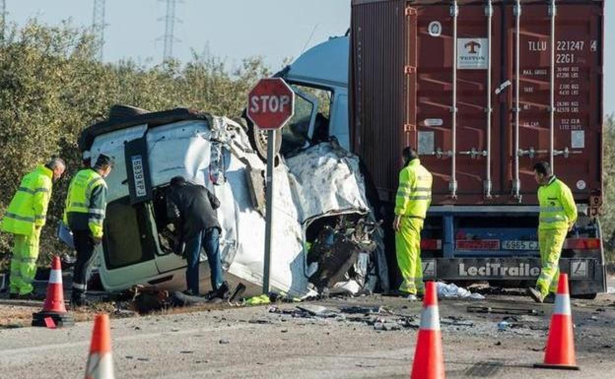 Cinco empleados de una empresa mueren en un accidente de tráfico en Sevilla