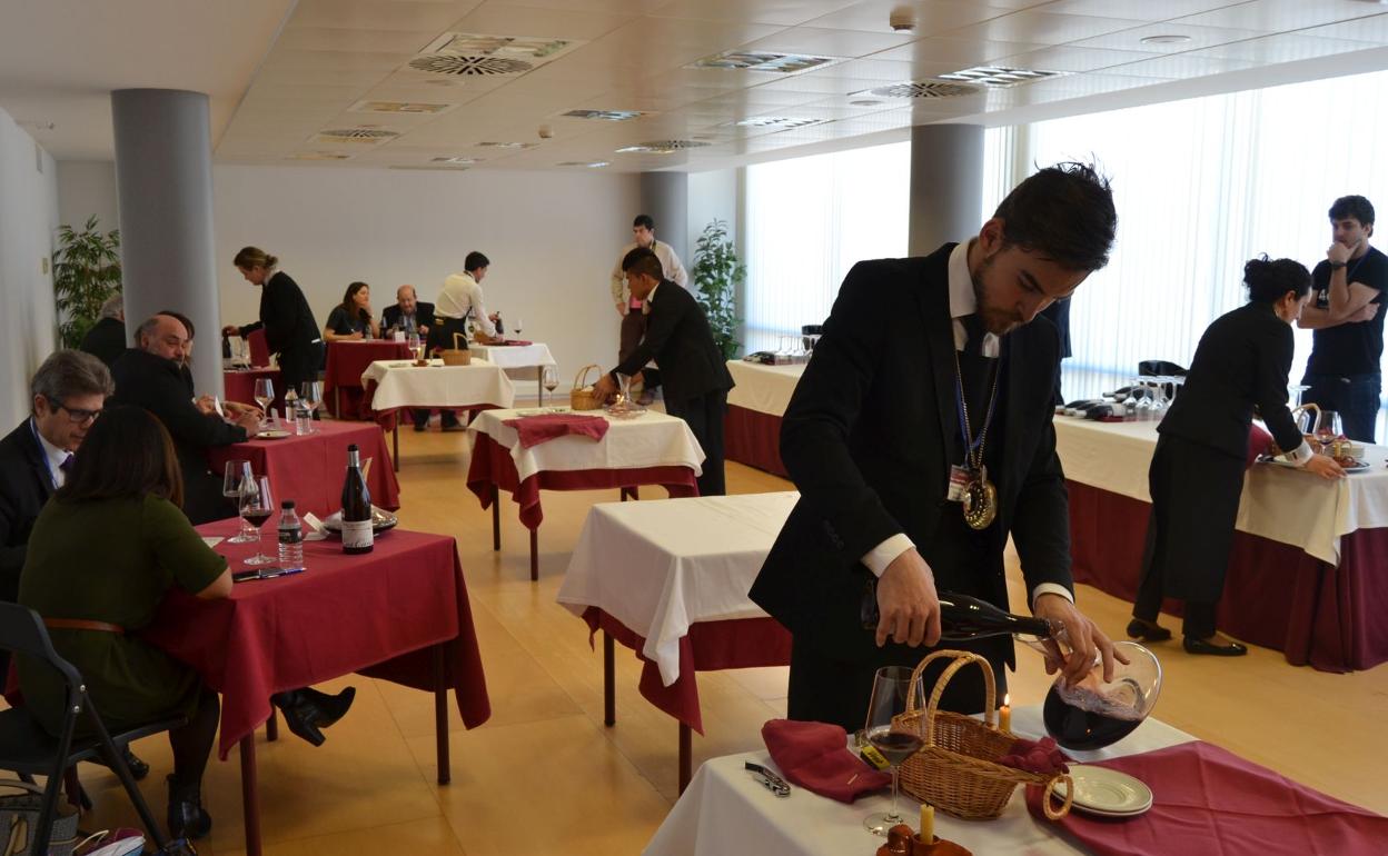 El servicio del vino fue otro de los aspectos a valorar. 