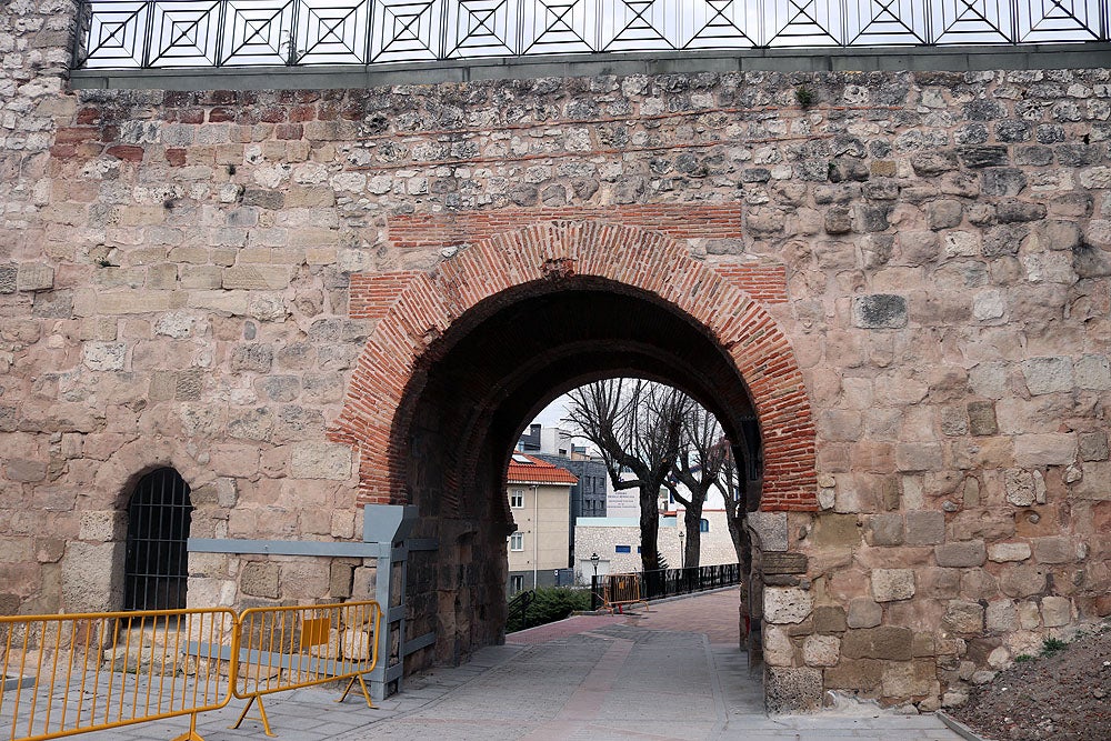 Fotos: Obras en la muralla anexa al Arco de San Martín