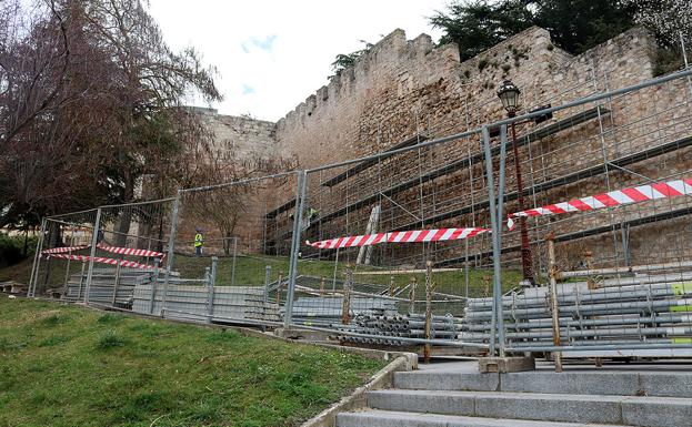 Los andamios ya están instalados para poder iniciar los trabajos en la muralla.